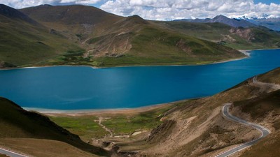 Birunya Danau Suci Yamdrok di Puncak Pegunungan Tibet