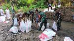 Cegah Banjir, Satgas Yonarmed 1 Kostrad Bangun Tanggul Sungai