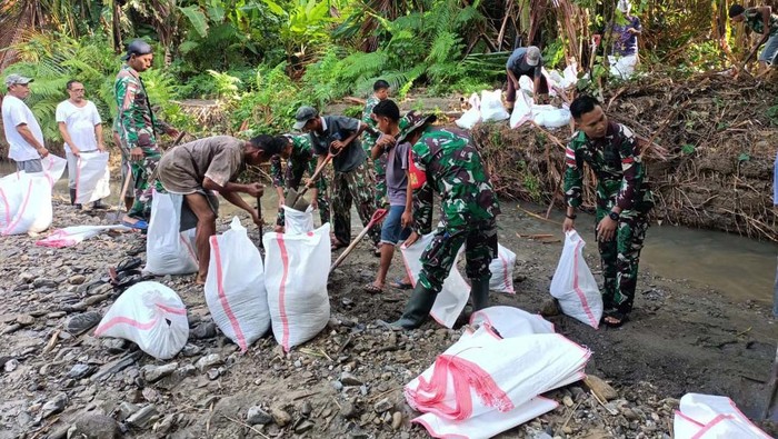 Pos Lokki yang tergabung dalam Satgas Pamrahwan Maluku Yonarmed 1 Kostrad membuat tanggul sungai di Kab. Seram Bagian Barat (SBB). Hal ini untuk mencegah banjir.