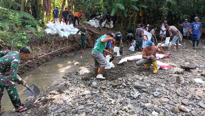 Cegah Banjir, Satgas Yonarmed 1 Kostrad Bangun Tanggul Sungai Pos Lokki yang tergabung dalam Satgas Pamrahwan Maluku Yonarmed 1 Kostrad membuat tanggul sungai di Kab. Seram Bagian Barat (SBB). Hal ini untuk mencegah banjir.