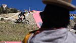Aksi Pebalap Sepeda Downhill Taklukkan Perkotaan Bolivia