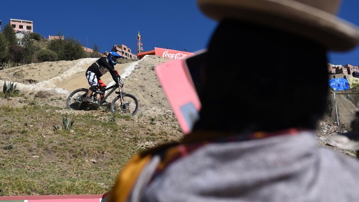 CYCLING-BOLIVIA/ A cyclist takes part in the Challenge Downhill mountain biking race, in La Paz, Bolivia May 21, 2023. REUTERS/Claudia Morales