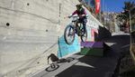 Aksi Pebalap Sepeda Downhill Taklukkan Perkotaan Bolivia