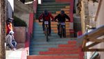 Aksi Pebalap Sepeda Downhill Taklukkan Perkotaan Bolivia