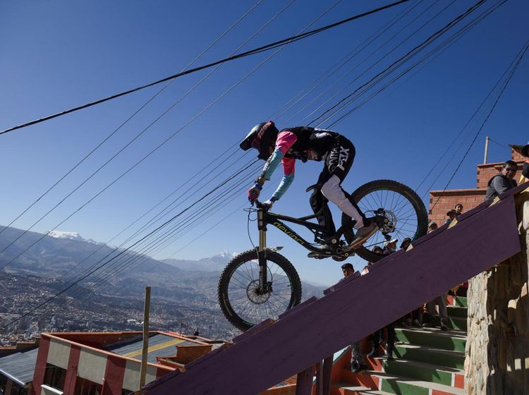 Aksi Pebalap Sepeda Downhill Taklukkan Perkotaan Bolivia
