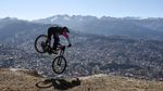Aksi Pebalap Sepeda Downhill Taklukkan Perkotaan Bolivia
