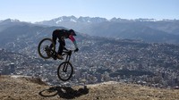 Seorang pengendara sepeda mengikuti lomba sepeda gunung Challenge Downhill, di La Paz, Bolivia, Minggu (21/5/2023).  