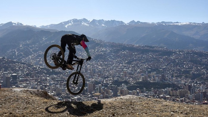 CYCLING-BOLIVIA/ A cyclist takes part in the Challenge Downhill mountain biking race, in La Paz, Bolivia May 21, 2023. REUTERS/Claudia Morales