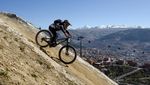 Aksi Pebalap Sepeda Downhill Taklukkan Perkotaan Bolivia