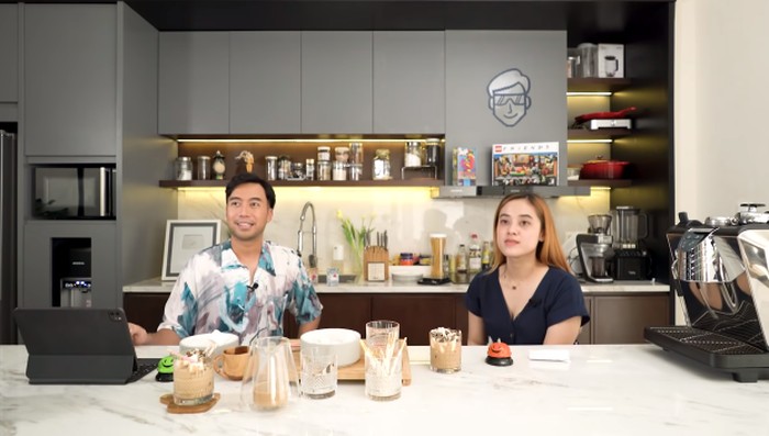 Momen Seru Vidi Aldiano Shooting di Dapur Rumah Sambil Meracik Kopi
