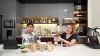 Beberapa pertanyaan sambil dilontarkan untuk dijawab keduanya. Pada momen ini tampak suasana dapur Vidi Aldiano yang minimalis dengan sentuhan abu-abu dan marmer yang dominan. Foto: YouTube/vidialdiano