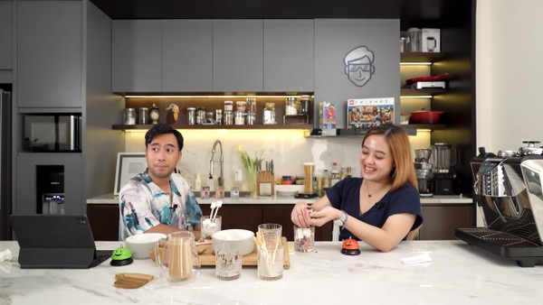 Momen Seru Vidi Aldiano Shooting di Dapur Rumah Sambil Meracik Kopi