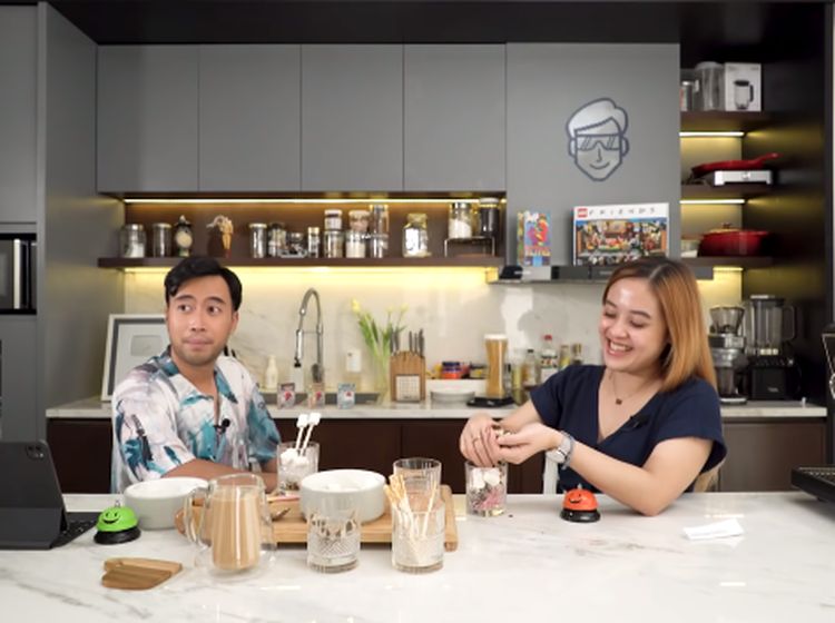 Momen Seru Vidi Aldiano Shooting di Dapur Rumah Sambil Meracik Kopi