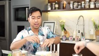 Sementara itu Vidi Aldiano dilarang membuat suara. Saat meletakkan bahan-bahan ke dalam ia tak diperkenankan untuk menimbulkan suara dari sentuhan gelas dan es batu atau yang lainnya. Foto: YouTube/vidialdiano