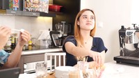 Chef Stefani tidak diperkenankan melihat ke arah meja. Ia harus meracik kopi sambil melihat ke atas dan hanya boleh menyentuh bahan-bahannya saja. Foto: YouTube/vidialdiano