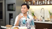 Sebelumnya Vidi Aldiano juga disuruh menebak salah satu bahan yang akan digunakan. Ia yang tak familiar dengan bahan memasak sempat kebingungan. Foto: YouTube/vidialdiano