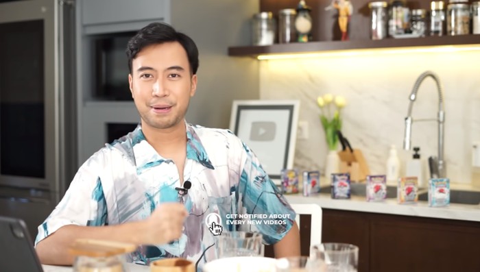 Momen Seru Vidi Aldiano Shooting di Dapur Rumah Sambil Meracik Kopi