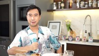 Salah satunya ketika ia menggunakan dapurnya untuk tantangan Vidi-O-Games. Vidi tampak semangat walaupun shootingnya secara sederhana hanya di dapur rumah. Foto: YouTube/vidialdiano
