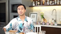 Selain menjadi seorang penyanyi, Vidi Aldiano kini aktif mengelola YouTube channelnya. Ia menggunakan ruangan di rumahnya sebagai area untuk shooting. Foto: YouTube/vidialdiano