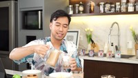 Pada tantangan ini Vidi Aldiano telan menyiapkan kopi untuk dituang ke dalam gelasnya. Kopi tersebut diseduh langsung dengan mesin kopi yang tersedia di rumahnya. Foto: YouTube/vidialdiano