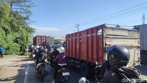 Dua truk tronton mogok menutup Jalan Semarang-Ungaran menuju Bawen, Senin (22/5/2023).