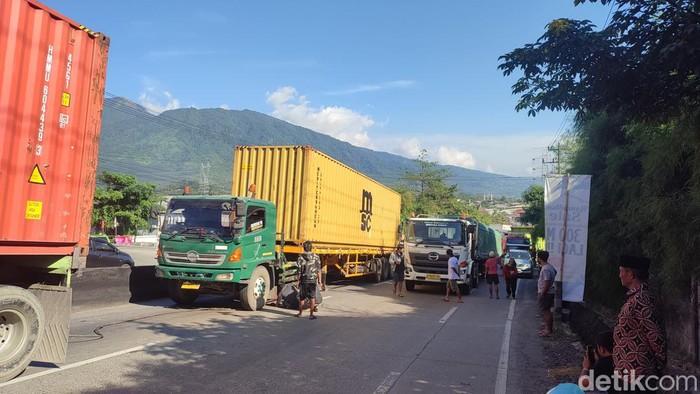Dua truk tronton mogok menutup Jalan Semarang-Ungaran menuju Bawen, Senin (22/5/2023).