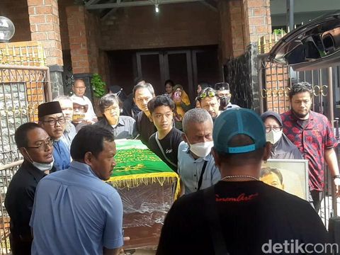 Jenazah Eeng Saptahadi siap dimakamkan.