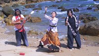Karena indahnya objek wisata satu ini, membuat Pantai Pulau Merah jadi tempat syuting video klip oleh eks gitaris Slank, Reynold Affandi. Ia menciptakan lagu berjudul Untuk Banyuwangi dan melakukan syuting video klipnya di sini. (Foto: Istimewa)
