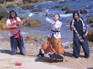 Reynold, Eks Gitaris Slank Garap Video Klip di Pulau Merah Banyuwangi