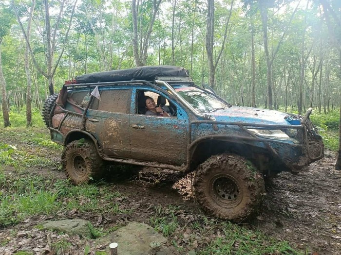 Emak-emak Ketagihan Off Road Pakai Pajero Sport