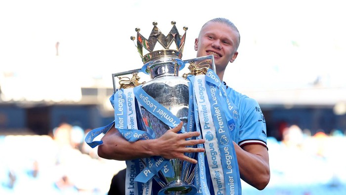 MANCHESTER, ENGLAND - MAY 21: Erling Haaland of Manchester City celebrates with the Premier League trophy following the Premier League match between Manchester City and Chelsea FC at Etihad Stadium on May 21, 2023 in Manchester, England. (Photo by Catherine Ivill/Getty Images)