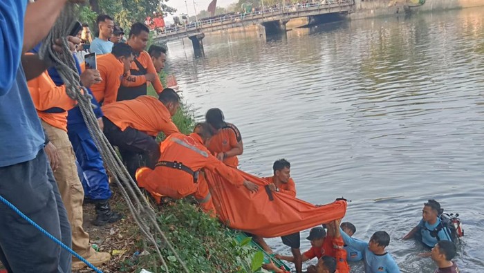 Evakuasi korban tenggelam diduga terlibat tawuran di Jembatan Petekan, Surabaya.