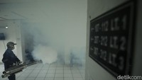 Petugas melakukan pengasapan (fogging) di salah satu ruangan di Asrama Haji Embarkasi Jakarta, Pondok Gede, Senin (22/5/2023).   