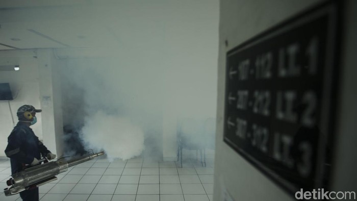 Petugas melakukan pengasapan (fogging) di salah satu ruangan di Asrama Haji Embarkasi Jakarta, Senin (22/5/2023).