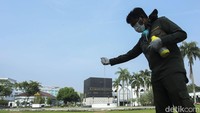 Selain dengan fogging, petugas juga menyebarkan obat pembunuh jentik nyamuk (Abate) di sekitaran asrama haji.  