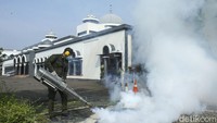 Bukan hanya asrama, Masjid Agung Al Mabrur juga dilakukan fogging.  