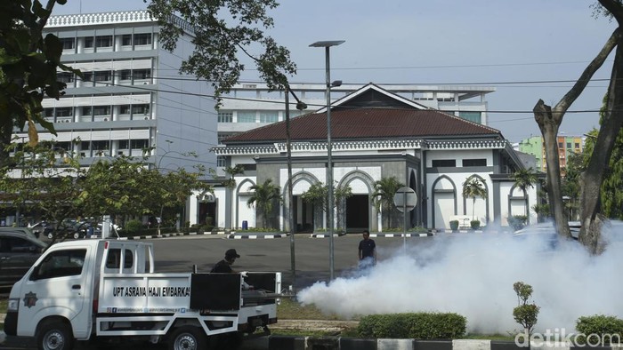 Fogging di Asrama Embarkasi Haji Jakarta Jelang Kedatangan Calon Jamaah Petugas melakukan pengasapan (fogging) di salah satu ruangan di Asrama Haji Embarkasi Jakarta, Senin (22/5/2023).
