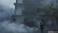 Pengasapan di seluruh ruangan tersebut untuk memastikan lokasi yang akan ditempati oleh jamaah calon haji bebas dari nyamuk yang menyebarkan wabah penyakit.   
