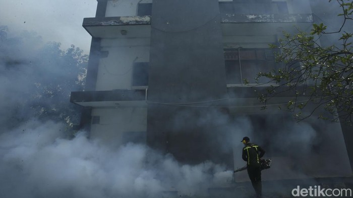 Fogging di Asrama Embarkasi Haji Jakarta Jelang Kedatangan Calon Jamaah Petugas melakukan pengasapan (fogging) di salah satu ruangan di Asrama Haji Embarkasi Jakarta, Senin (22/5/2023).