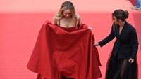 Kala menghadiri red carpet Anatomy of a Fall, publik menyoroti apa yang ada di balik gaun Dior berwarna merahnya itu. ANTONIN THUILLIER/AFP via Getty Images