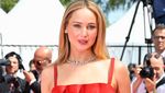 Jennifer Lawrence Kenakan Gaun Dior dan Sandal Jepit di Cannes Film Festival