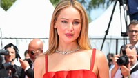 Jennifer Lawrence jadi sorotan pada ajang Cannes Film Festival 2023 pada 21 Mei kemarin. Stephane Cardinale - Corbis/Corbis via Getty Images