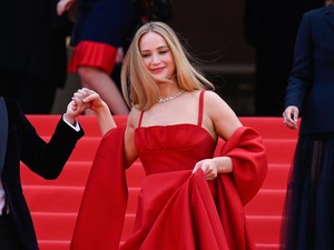Gaya Cuek Jennifer Lawrence di Karpet Merah Cannes, Gaun Dipadu Sandal Jepit