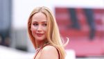 Jennifer Lawrence Kenakan Gaun Dior dan Sandal Jepit di Cannes Film Festival