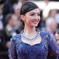 “Setelah berdiskusi bersama, Raline Shah memberi kami sebuah konsep bahwa ia ingin memakai kebaya untuk memperkenalkan budaya Indonesia lewat fashion di karpet merah Cannes Film Festival 2023,” demikian pernyataan duo desainer Cacal Baker dan Diaz Patria yang diunggah di Instagram resmi Masion Baaz Couture. (Foto: Andreas Rentz/Getty Images)