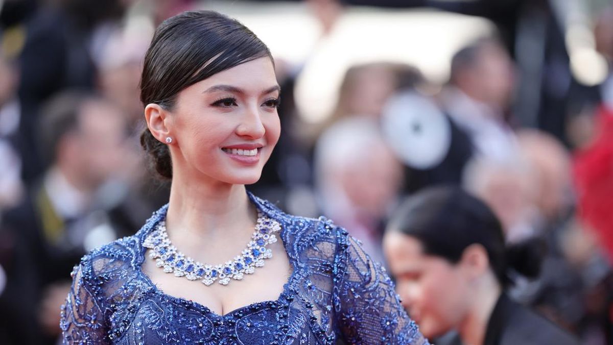 Anggunnya Raline Shah Kenakan Kebaya di Cannes Film Festival Paris