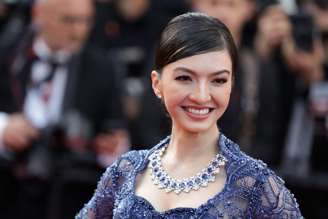 Raline Shah kembali melangkahkan kakinya di karpet merah Cannes Film Festival 2023, Minggu (21/5/2023). Kali ini, ia datang untuk menghadiri premier film ‘Firebrand (Le Jeu De La Reine)’ yang digelar dalam rangkaian festival film internasional bergengsi itu. (Foto: Pascal Le Segretain/Getty Images)