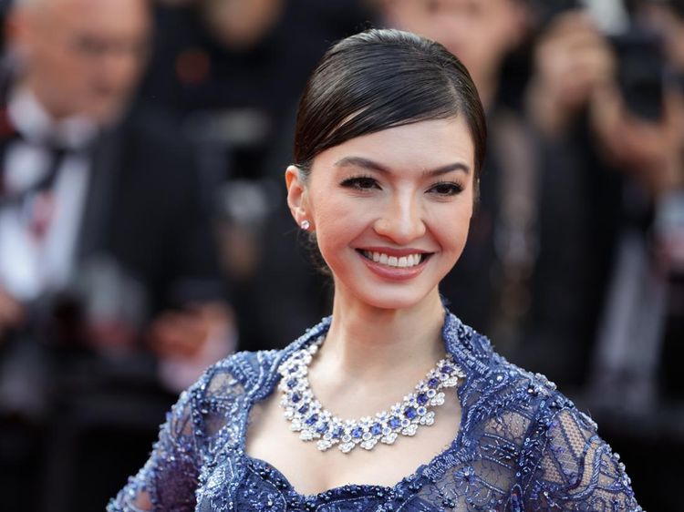 10 Potret Anggunly Raline Shah di Cannes Film Festival 2023, Pakai Kebaya!