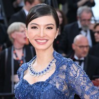 Kebaya full-brokat dengan detail berkilauan ini hadir dalam warna biru royal yang mewah. Kedua desainer mengatakan, warna tersebut dipilih karena menyimbolkan kepercayaan dan loyalitas. “Warnanya juga berpadu apik dengan kulit Raline yang terang,” tambah mereka. (Foto: Stephane Cardinale/Corbis via Getty Images)