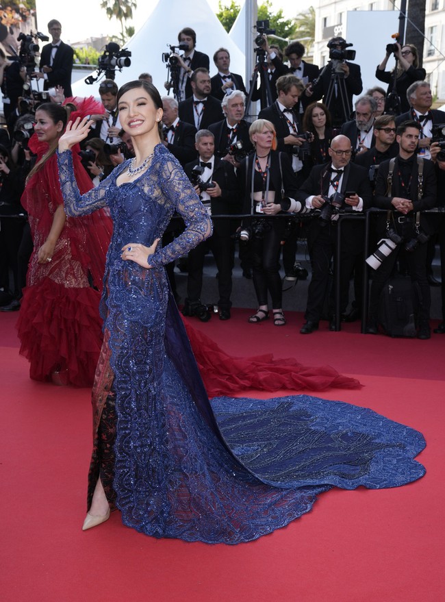 Setelah sehari sebelumnya ia berbalut gaun rancangan desainer internasional, kali ini sebuah kreasi persembahan perancang lokal jadi andalannya. Tubuh bintang film ‘5 cm’ itu dibungkus kebaya dari Maison Baaz Couture. (Foto: Scott Garfitt/Invision/AP)